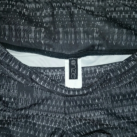 Onzie Graphic Legging - Levels - Picture 4 of 5